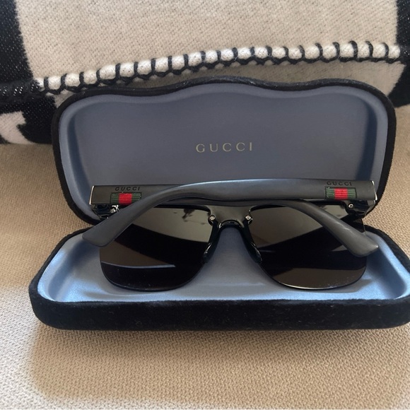 Gucci Black Sunglasses with Red and Green Detail - Picture 4 of 6